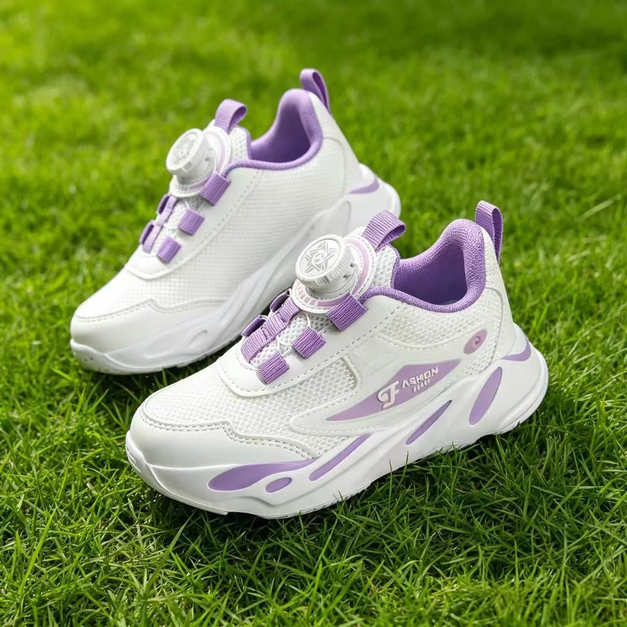 A pair of children's twist lock breathable spliced trainers, flexible shock absorbing anti-slip daily walking sneakers BD-003