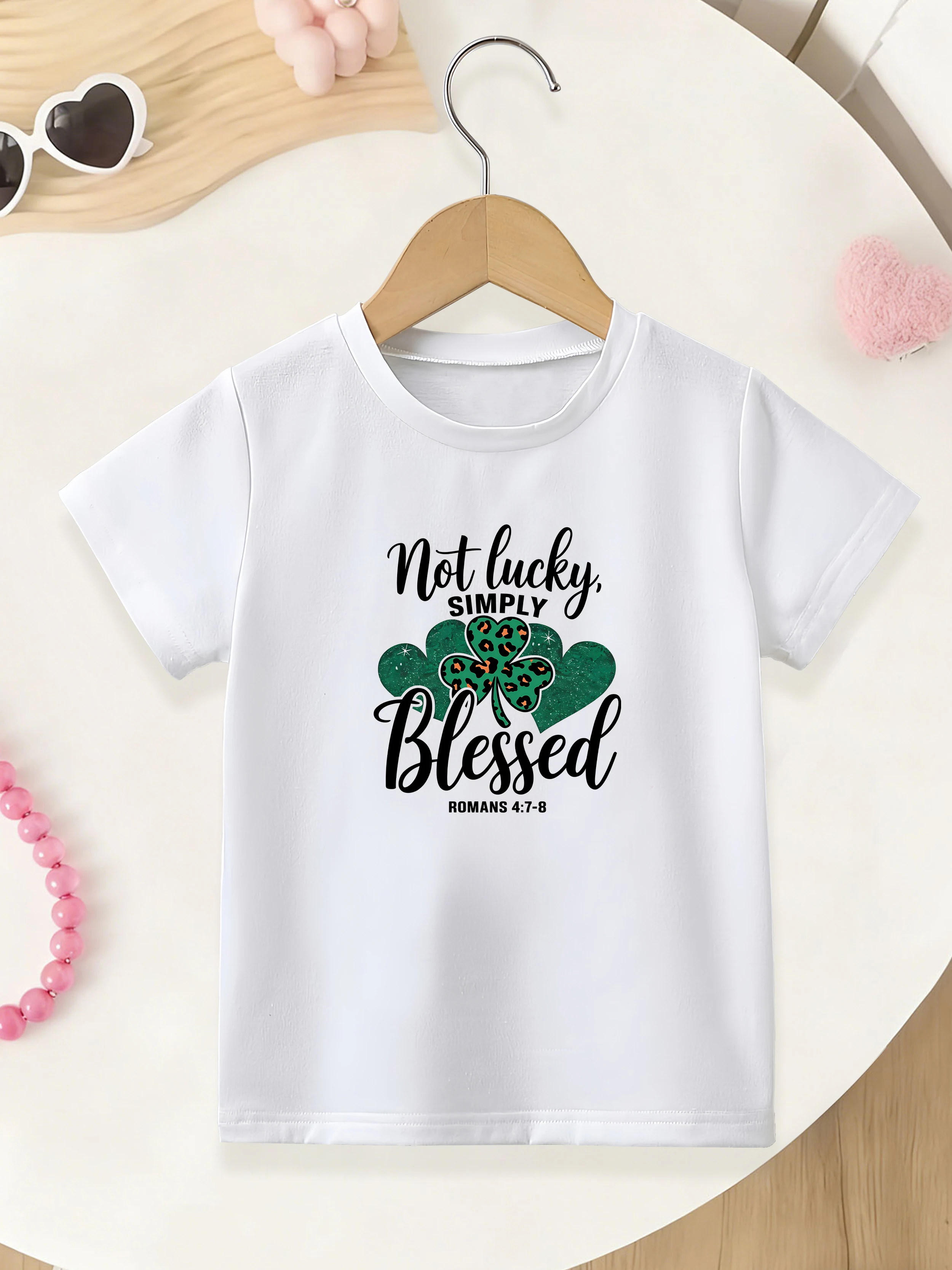 

1 шт.: летняя футболка с короткими рукавами для девочек на День святого Патрика, с принтом в виде мультяшного клевера и сердца