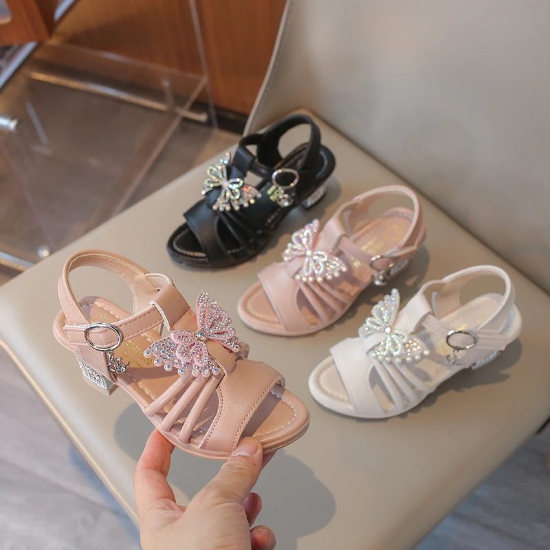

Детские летние босоножки на высоком каблуке с кристаллами и бабочками для девочек и детей старшего возраста; туфли принцессы для выступлений