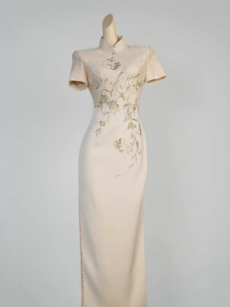 

Элегантное длинное платье-ципао в китайском стиле с вышивкой, сложной отделкой, для свадебных и помолвочных церемоний, с высоким разрезом на юбке