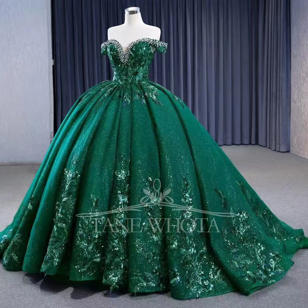 ชุดเดรสยาวสีเขียวสำหรับงาน Quinceañera แบบ Sweetheart ไหล่เฉียง ผูกเชือกด้านหลัง ทรงบอลกาวน์ ประดับด้วยลูกปัด คริสตัล และเลื่อม สามารถปรับแต่งได้