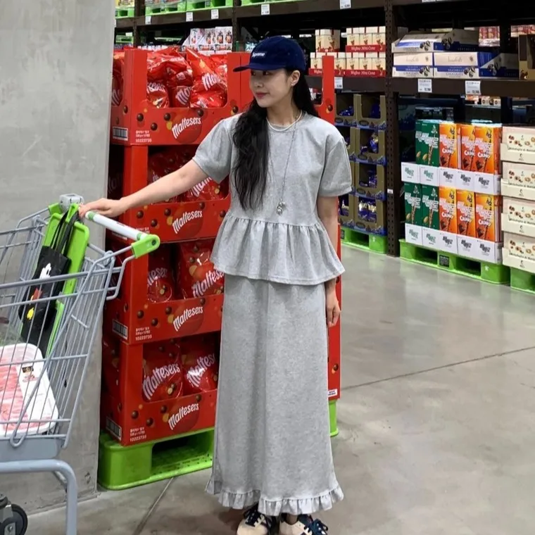 

Модный комплект в корейском стиле: топ с коротким рукавом и юбка, простой дизайн, повседневная одежда для женщин, весна-лето-осень.