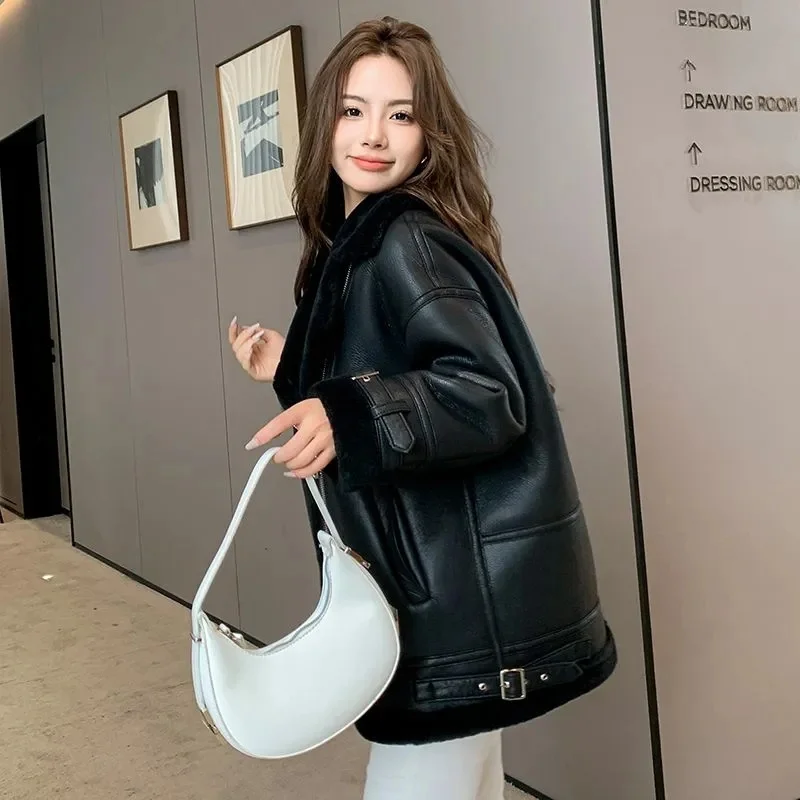 เสื้อแจ็คเก็ตหนังเทียมขนแกะเทียมสำหรับผู้หญิง สไตล์สตรีทแวร์ ทรงหลวม อุ่นสบาย แบบวินเทจ ซิปติด ตัดต่อผ้าหนา ดีไซน์เก๋ไก๋