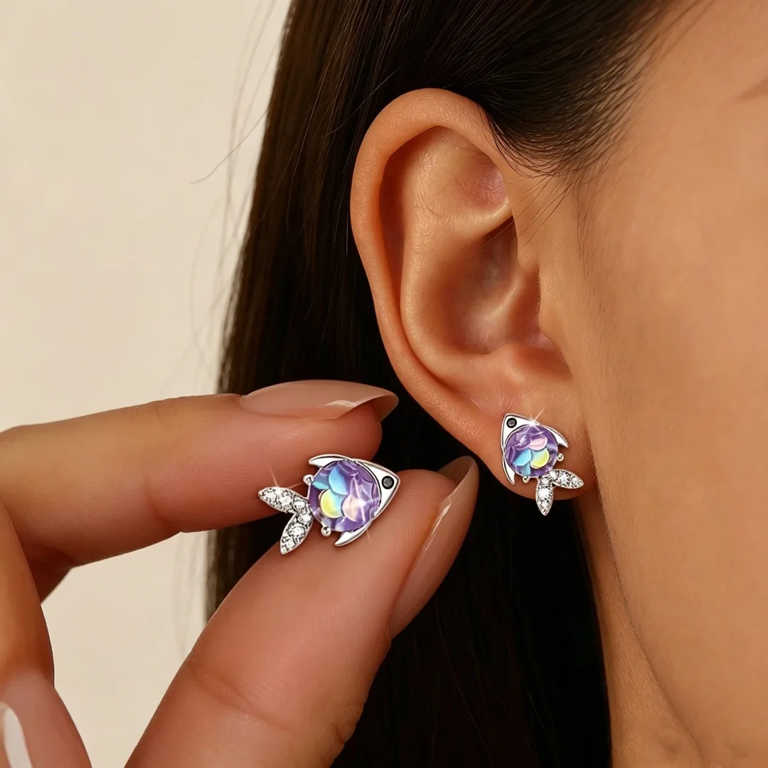 Mini pendientes de pez con esmalte brillante para mujer, joyería de moda con diseño de carpa, accesorio para fiesta, banquete, regalo ideal para chica