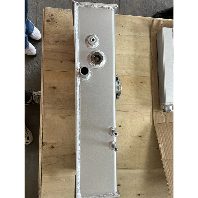 Marchio cinese 860572432    Il tappo dell'olio del serbatoio del serbatoio del serbatoio increspatto del serbatoio di sovratensione del carburante in alluminio dei ricambi auto del motore può nuove condizioni