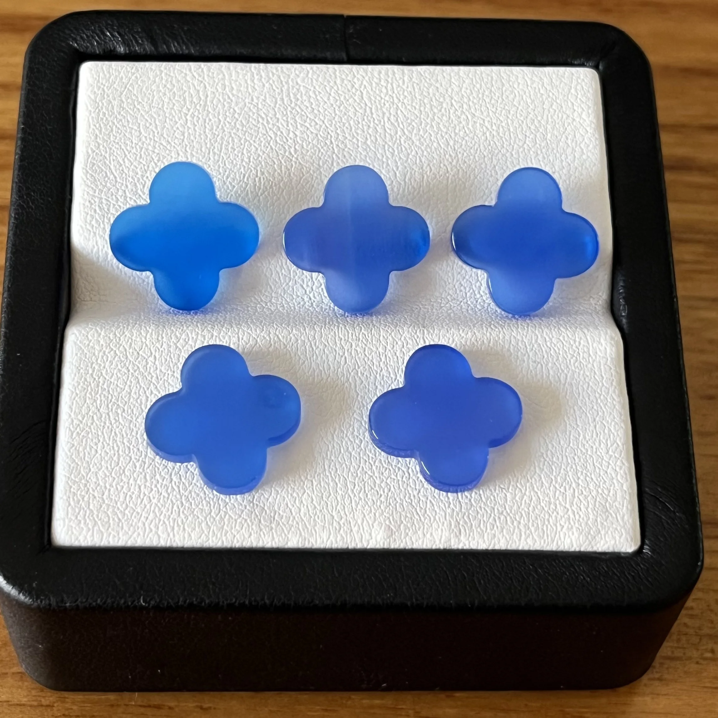 

50 шт./лот 6x6x2 мм-13x13x2 мм цветочные драгоценные камни синтетический синий агат четыре листа клевера камни для ювелирных изделий