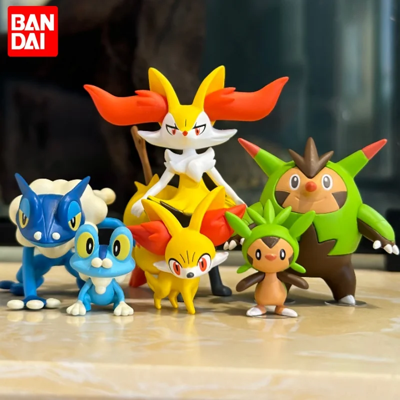 Figuras de Anime Bandai Original Escala Mundial Pokémon Região Kalos Greninja Froakie Pancham Fennekin Chespin Dedenne Serena Brinquedo Presente