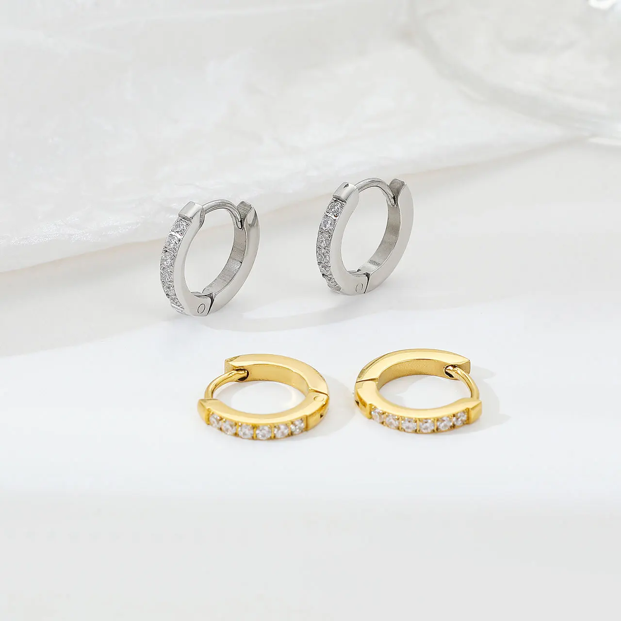 Kristall-Zirkonia Kleiner Knorpel-Creolen-Set aus schwarzem Edelstahl, runder Piercing-Ohrring für Damen, modischer Schmuck-Trend – Detail 4