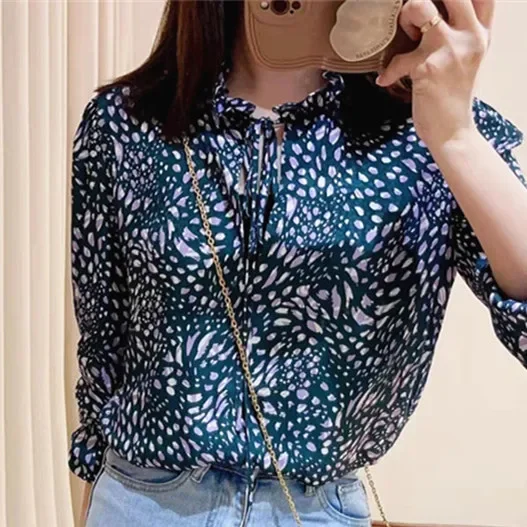 Camisa con estampado de leopardo para mujer, blusa Vintage de manga larga con cuello levantado y volantes empalmados con cordones