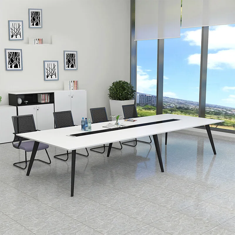 Простой и современный письменный стол