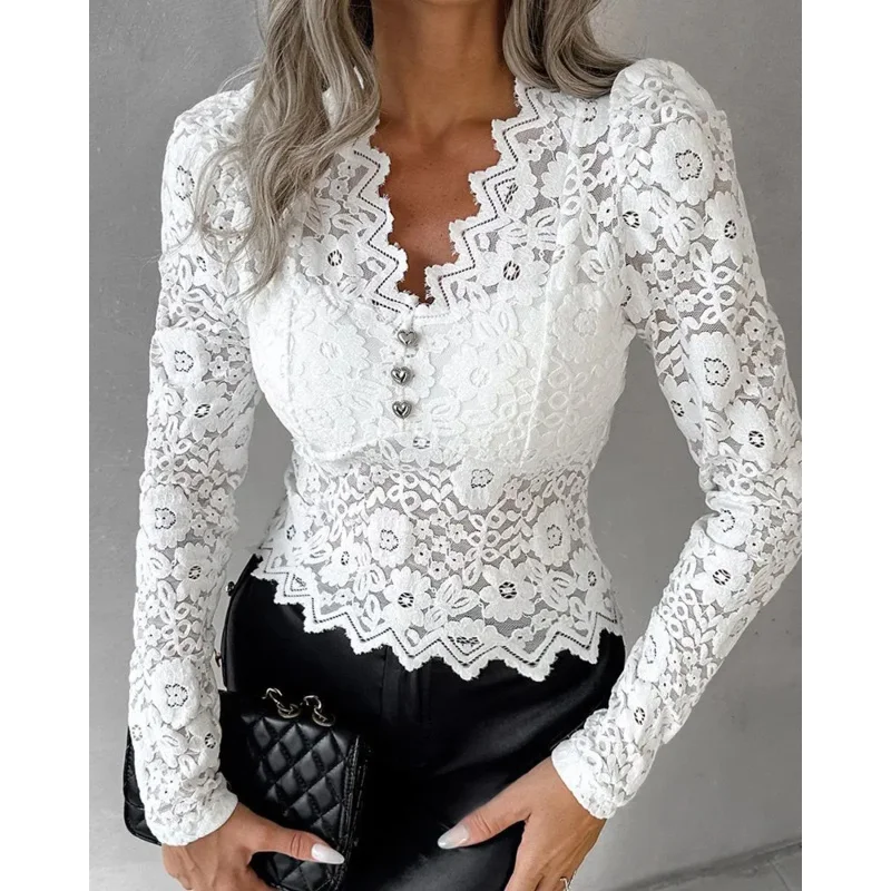 เสื้อเชิ้ตผ้าลูกไม้สีขาว แฟชั่นฤดูใบไม้ผลิ/ฤดูใบไม้ร่วง ดีไซน์หรูหรา เซ็กซี่ คอวี ทรงเข้ารูป สำหรับผู้หญิง สวมใส่สบายๆ ในวันหยุดหรืองานปาร์ตี้ เสื้อผ้าผู้หญิง