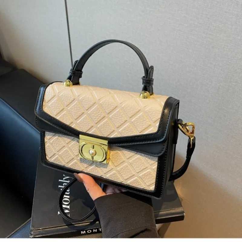 

Простая, но элегантная сумка через плечо. Немедленный дизайн, который подчеркивает любой наряд, идеально подходит для минималистского стиля.