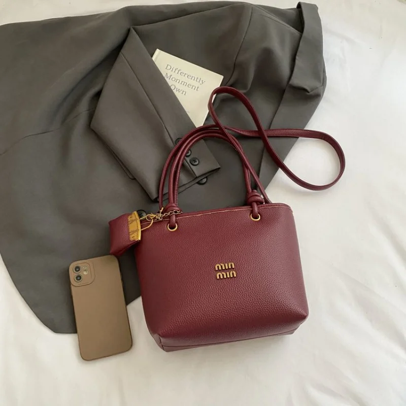 

Luxury Designer Tote Bag For Women In Premium Leather With Structured Shape And Dual Handles