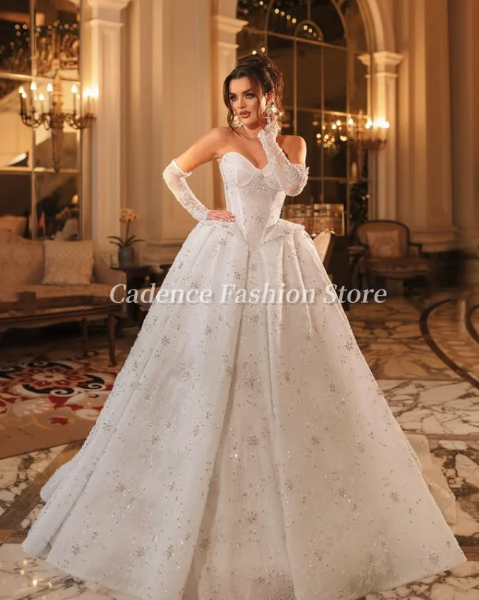 Maßgeschneiderte luxuriöse weiße trägerlose Prinzessin arabische Brautkleider Korsett Perlen Spitze Applikation Dubai Brautkleider