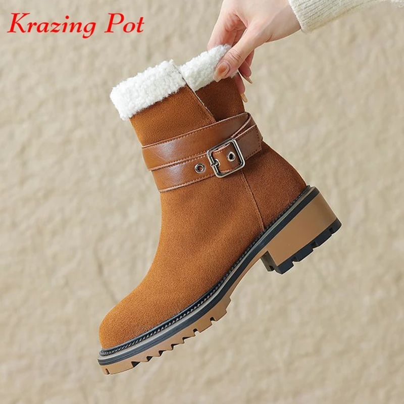 

Krazing Pot 2024 Natural Cow Suede Fur Round Toe Med Heels Snow Boots Winter Warm Metal Buckle High Street Fashion Ankle Boots