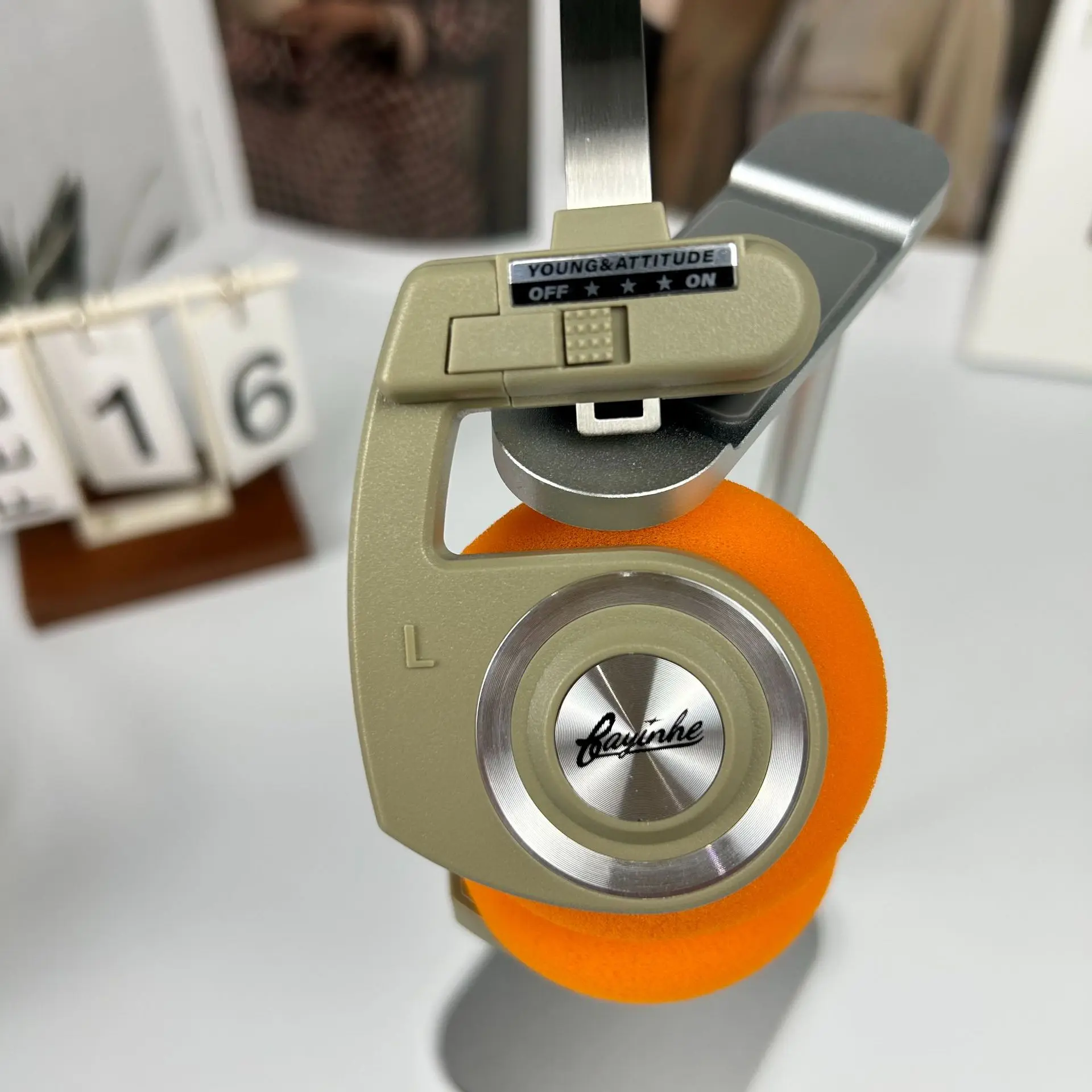 

Retro Over-Ear Wireless Headphones Bluetooth 5.3 Telescopic Arms Foldable Small Head Design Metal Lightweight For Music Gaming