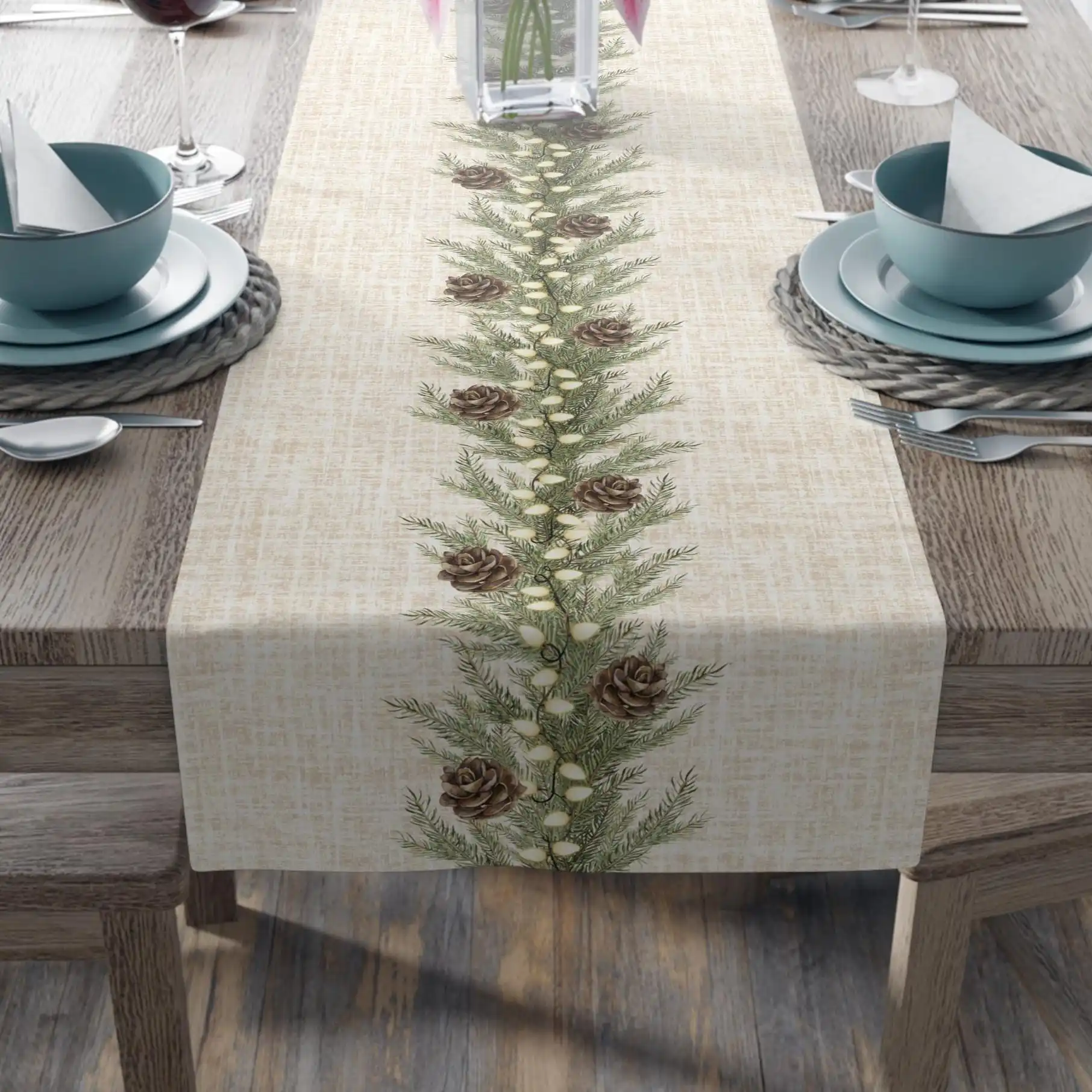 Rustikaler Weihnachts-Tischläufer – strukturierter Hintergrund in Beige und Weiß mit Kieferngirlande-Design, perfekte Bauernhaus-Urlaubsdekoration