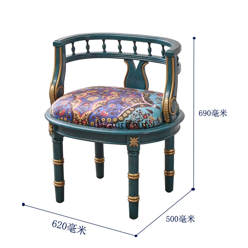 شرفة غرفة المعيشة طاولة واحدة وكرسيين مزيج من الأثاث الفرنسي المطلي القديم كرسي أريكة أزرق طاولة مستديرة وطاولة القهوة