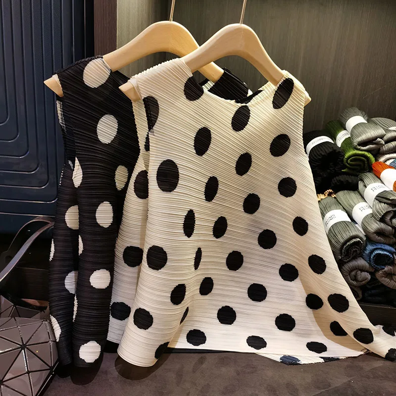 

Japanese Pleated Polka Dot Sleeveless Top T-shirt Miyake Summer New Loose Irregular Undershirt Simple Large Size with Elasticity