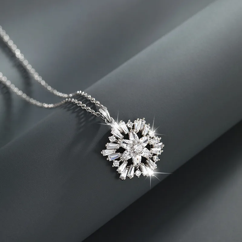 

Slightly inlaid with zirconium super flash color flower pendant necklace women's light luxury niche retro high-end jewelry