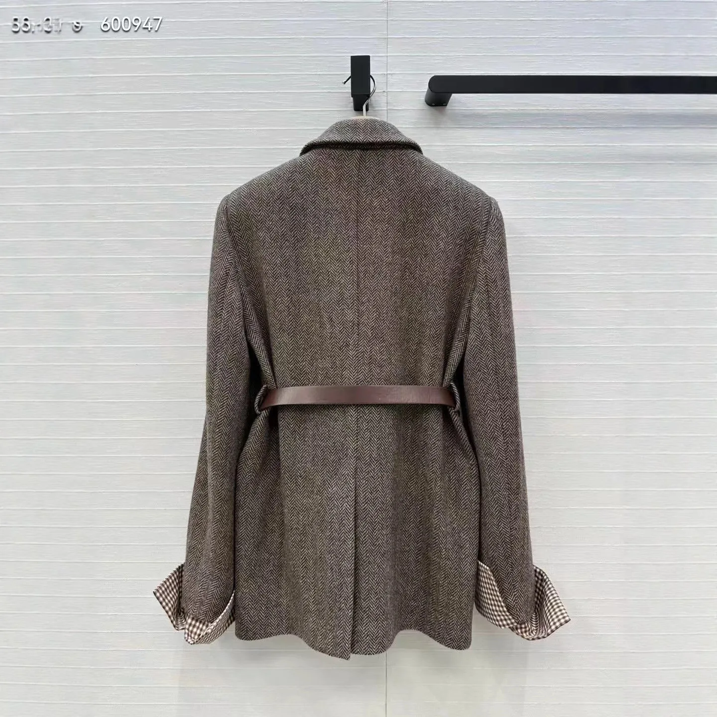 เสื้อเบลเซอร์ผ้าวูลสไตล์คอมมิวเตอร์พร้อมดีเทลปลายแขนลายตารางหมากรุก