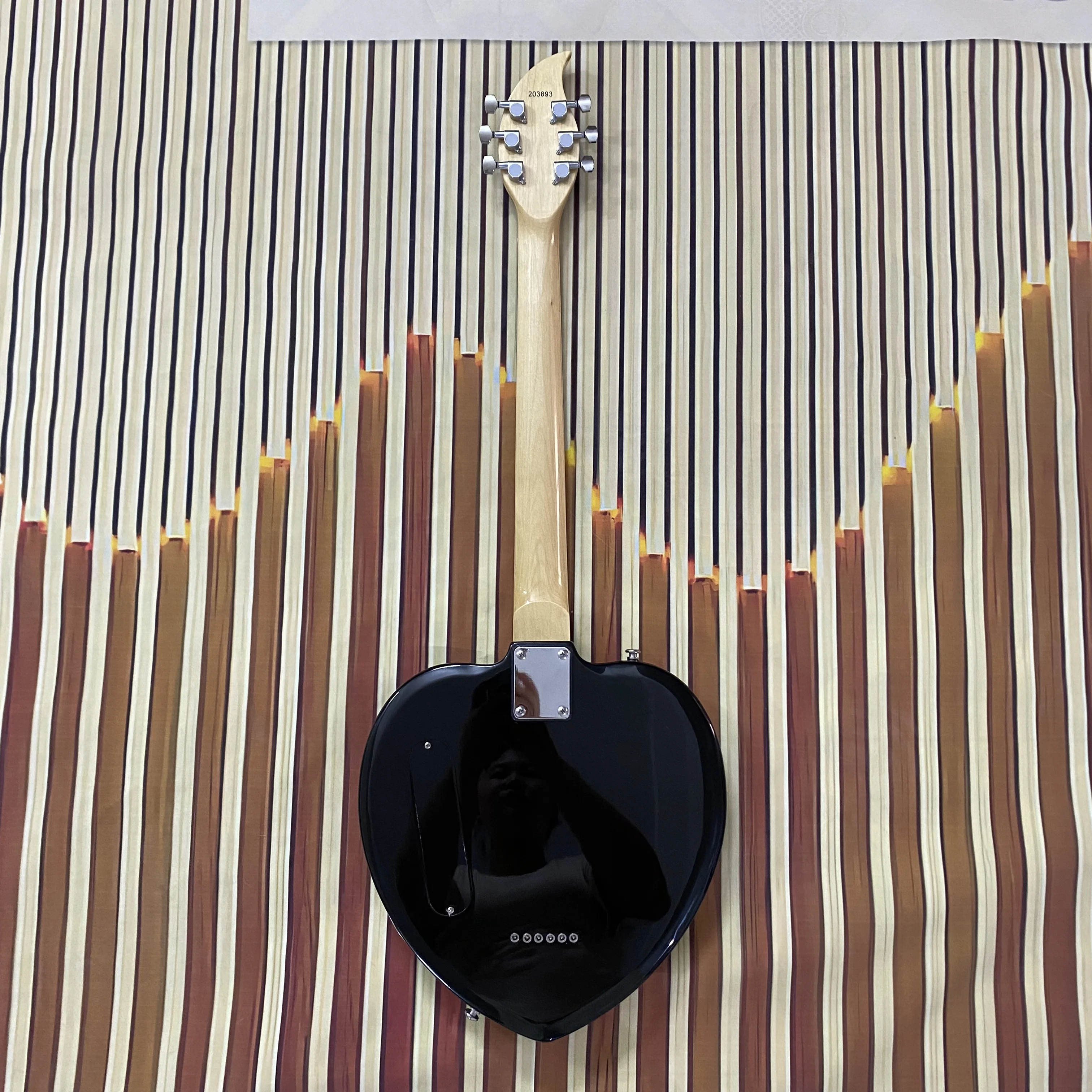 Vicers Guitarra elétrica requintada em forma de coração. Corpo em mogno. Fretboard de jacarandá. Pescoço de bordo. 22 trastes. Ferragens cromadas.