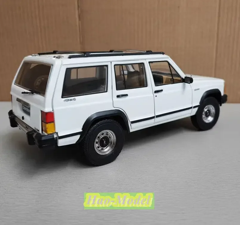 1:18 dla Jeep Cherokee Alloy Diecast Metal Model samochodu Zabawki Chłopcy Prezenty urodzinowe Hobby Wyświetlacz Kolekcja Ozdoby Biały