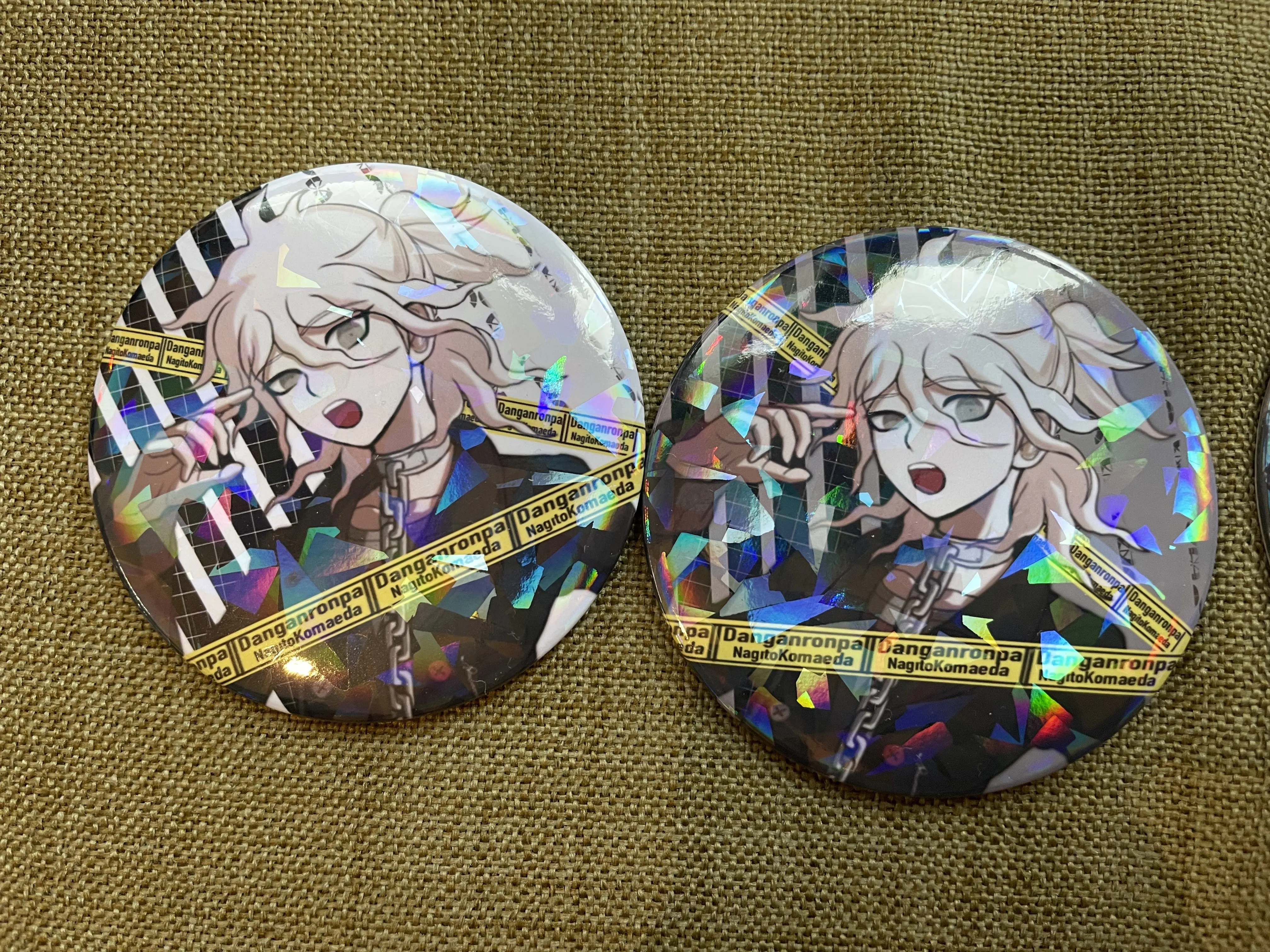 

2025 аниме Danganronpa Nagito Komaeda 58 мм лазерные фрагменты улыбающееся лицо значок косплей креативная брошь Baji булавки коллекция подарок