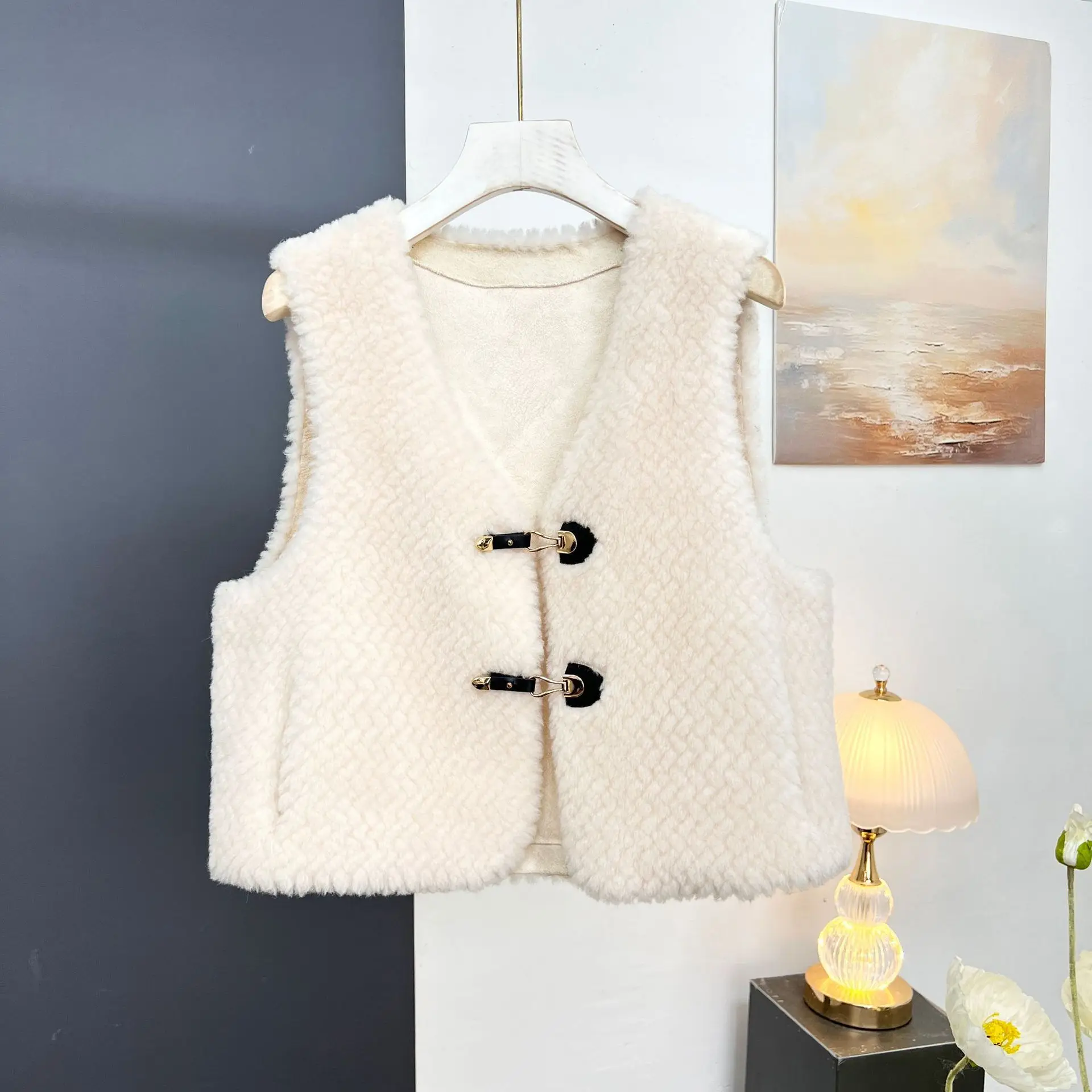 2024 autumn and winter outfit new lamb fur vest fur integrated sheep shearing wool granular fur women's short Korean