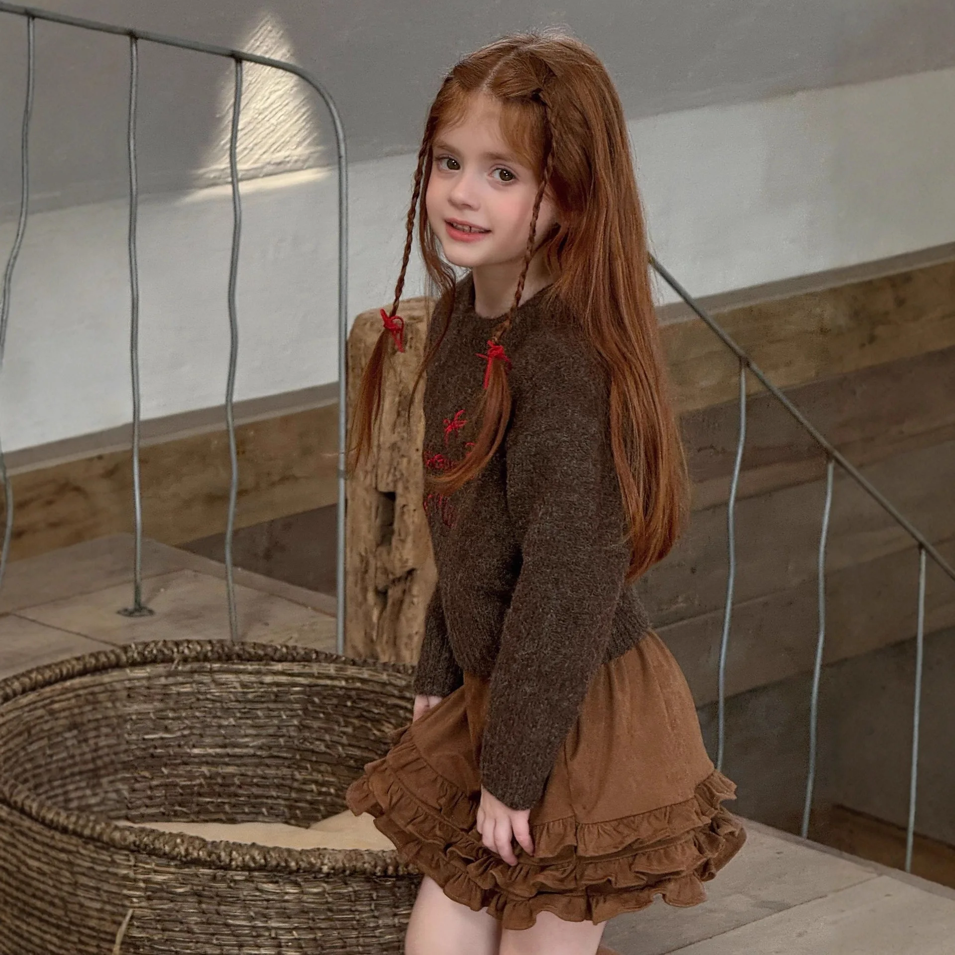 2025 شتاء جديد الأطفال رسالة مطرزة الجولة الرقبة سميكة معطف بقلنسوة الفتيات الكورية محبوك بلوزة سميكة