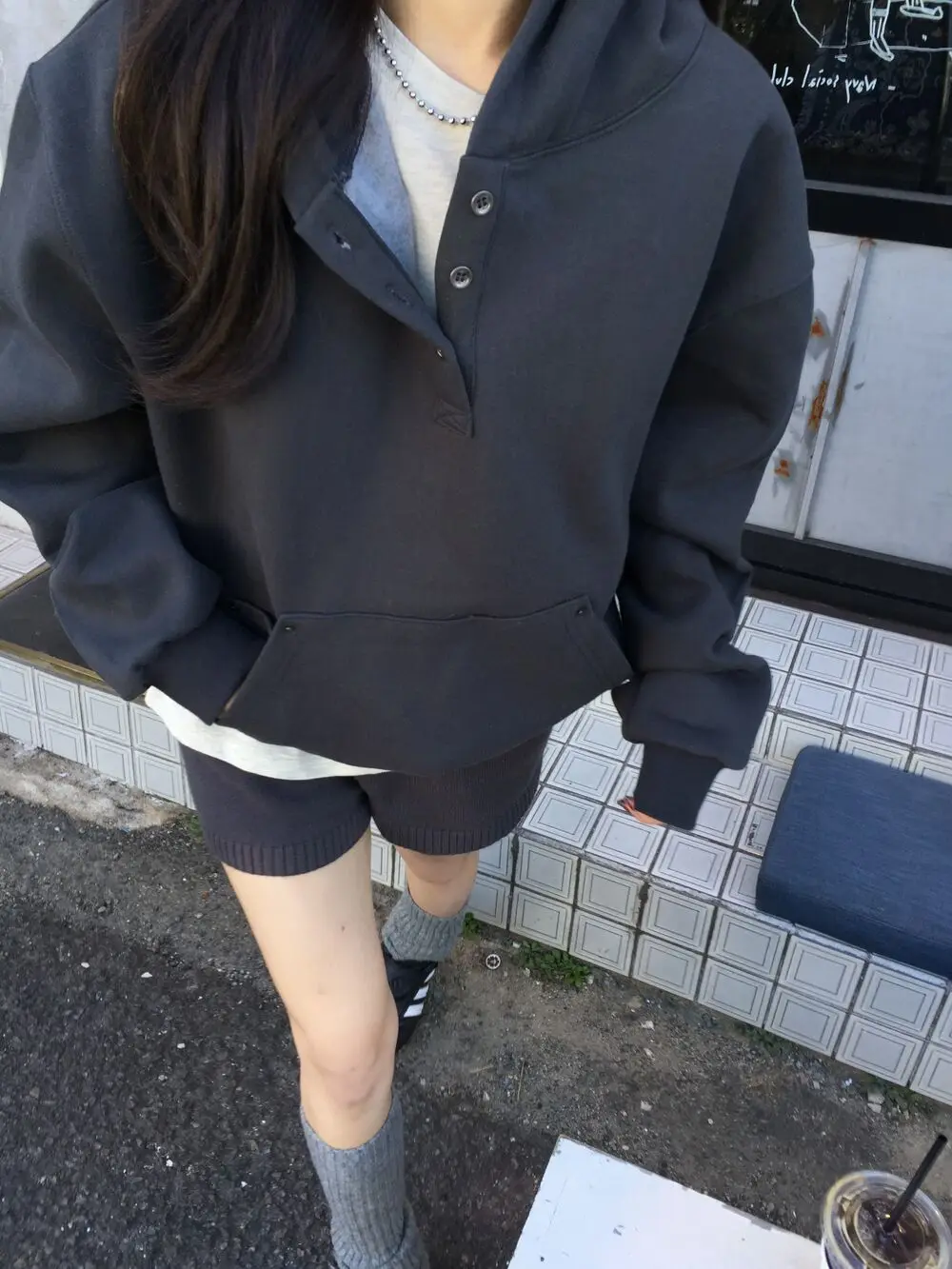 シックな早春のルーズフィット裏地付きパーカー レディースファッショナブルなボタンアップデザイン多用途レイヤリングトップ