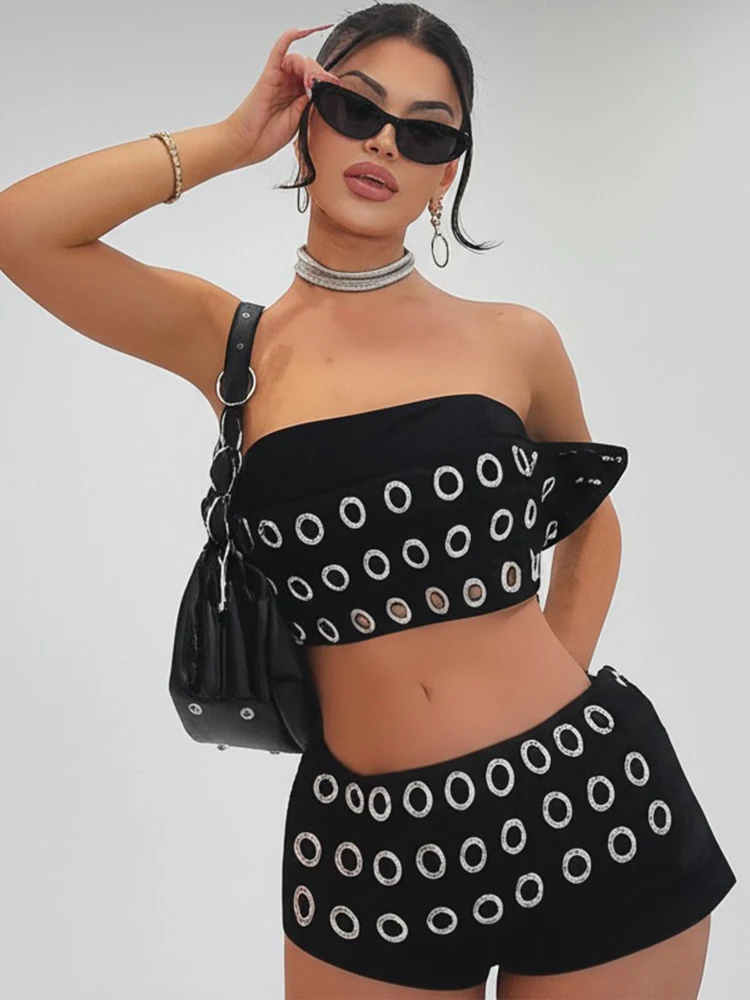Damski seksowny dwuczęściowy zestaw w stylu hipster z metalowymi detalami: luksusowy top bez ramiączek + krótkie spodenki, dopasowany, obcisły strój streetwearowy.