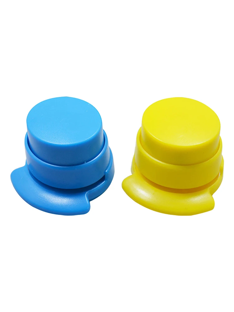 دباسة بلاستيكية صغيرة محمولة ، أداة تجليد ، دباسة ، فواتير سطح المكتب ، أوراق ، لون عشوائي ، المنزل ، المدرسة ، القرطاسية ، 2 قطعة