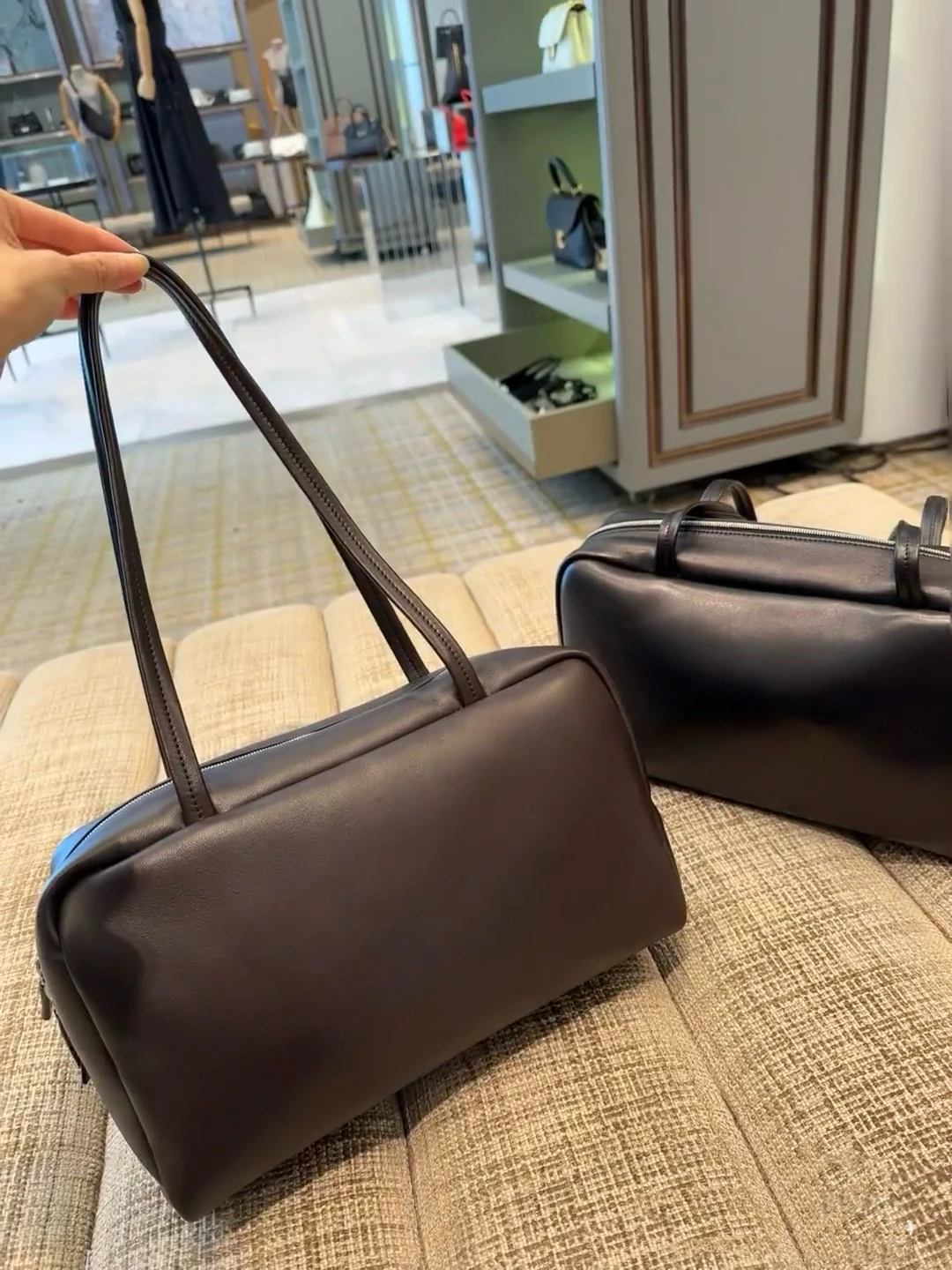 Faionable Versatile Simple High-End Soft eepskin Bowling Bag Boston Handheld Underarm Bag Beer2025 New Sle Briti Sle