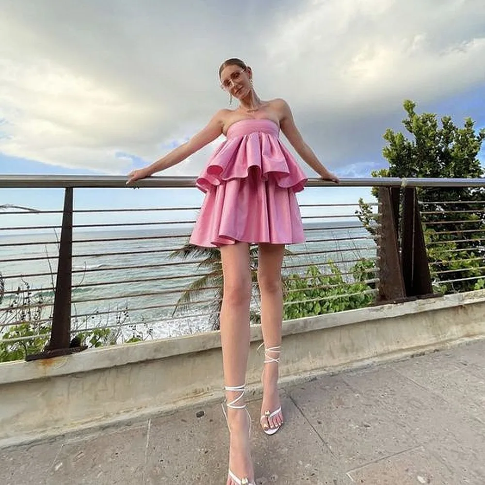 Pink Short  Satin Women Summer Dresses Strapless Tiered Prom Gowns Modern Ruffled Mini Party Dress vestido de curto