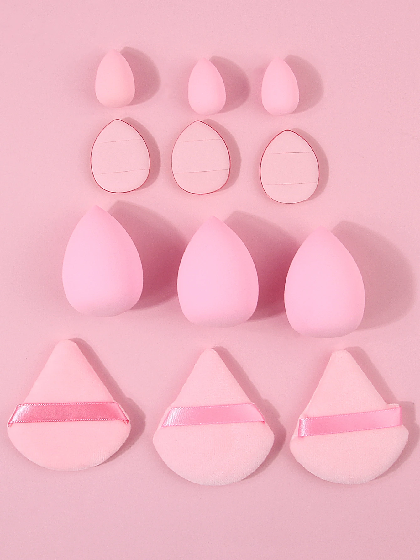 Le ensemble d'éponges de maquillage rose 12 pièces comprend 3 œufs de beauté, 3 bouffées de poudre triangulaires, 3 mini œufs de beauté et 3 bouffées de poudre pour le pouce