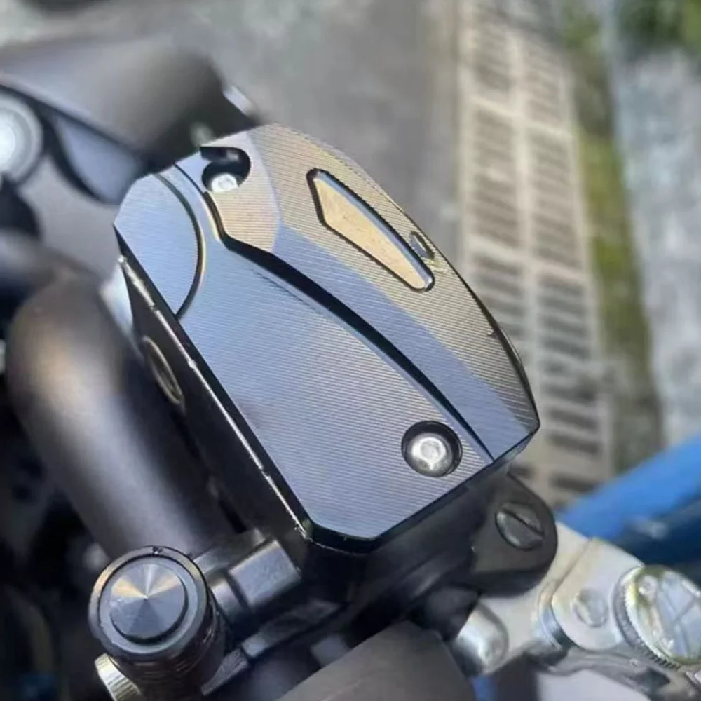 For QJMOTOR AK628, install the accessory oil tank decorative cover, the pump cover on the front brake, and the oil cup cover.