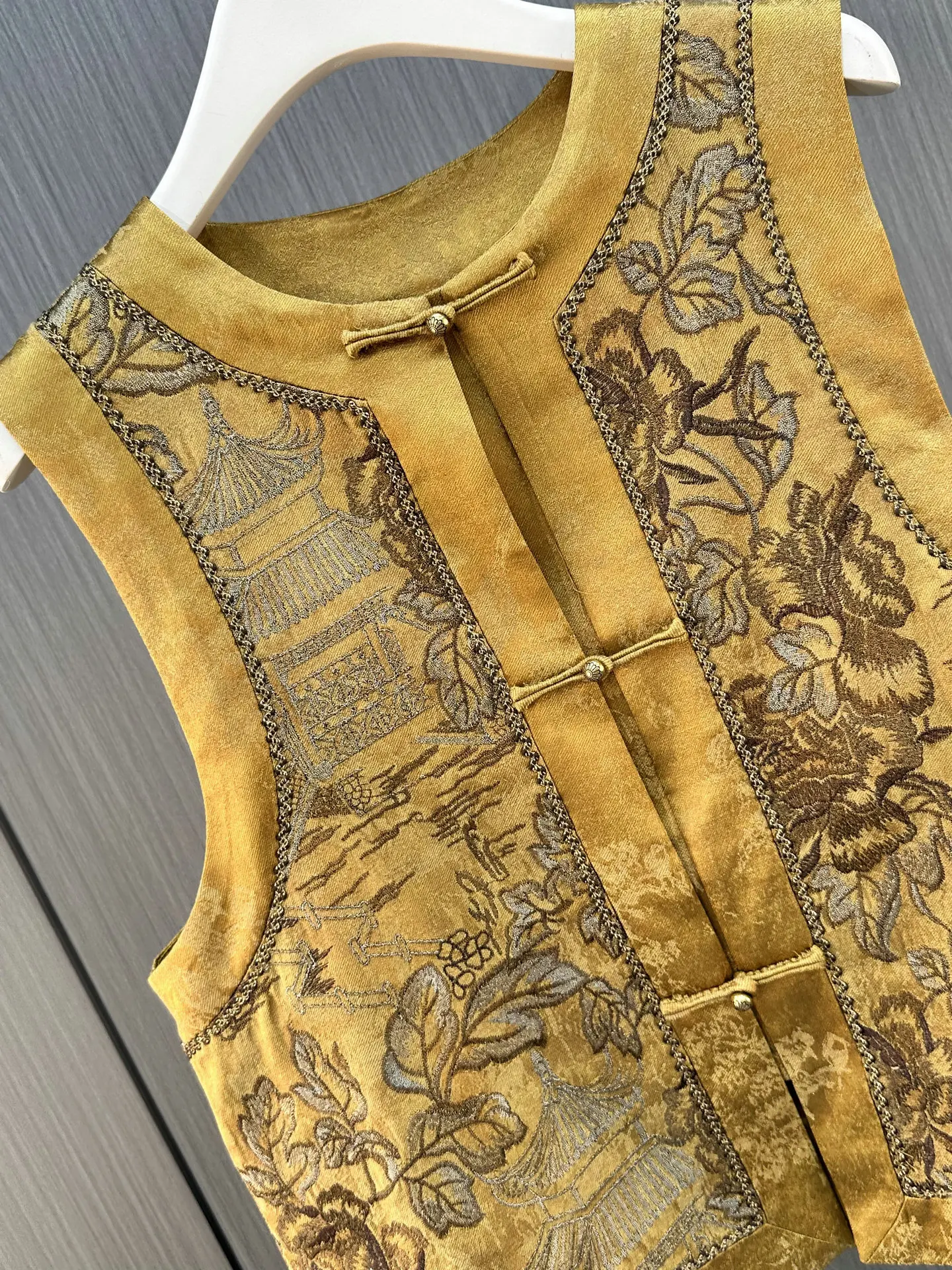 เสื้อกั๊กปักลายสไตล์จีนใหม่สำหรับผู้หญิง ฤดูใบไม้ผลิ 2026 ทรงกลม ดีไซน์กระดุมทันสมัย งานปักแน่น