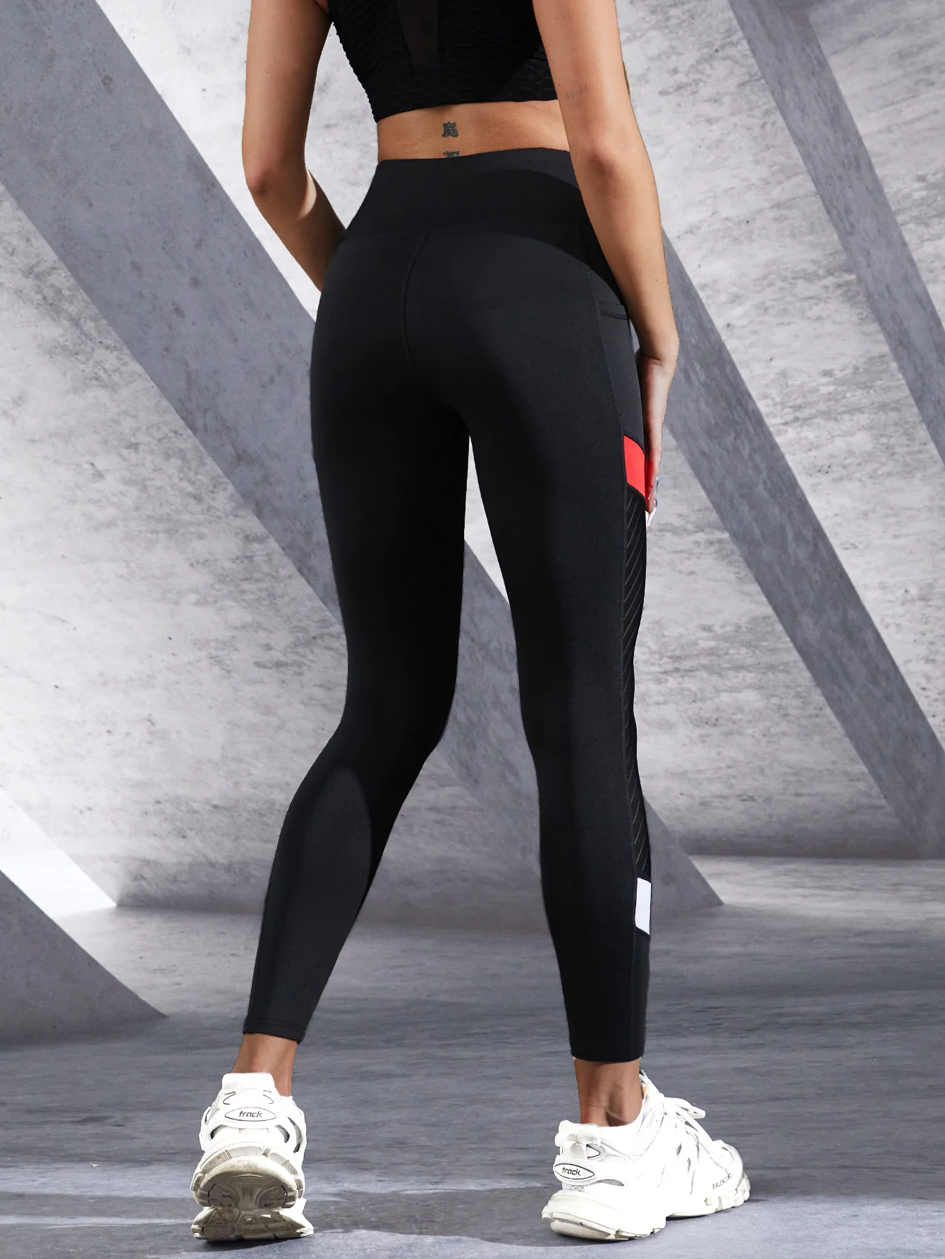 Mesh pocket yoga pants, moisture-wicking, sweat-releasing, hip-lifting, form-fitting, and suitable as base layer leggings
