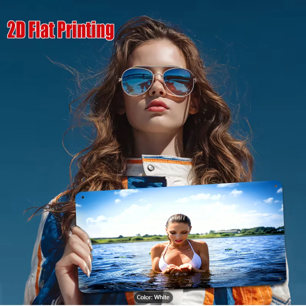 Letrero Metálico HD de Mujer en Bikini Blanco Posando en el Agua de un Lago Tranquilo con un Costero Verde Exuberante, Escena Natural Serena al Aire Libre para Decoración de Pared