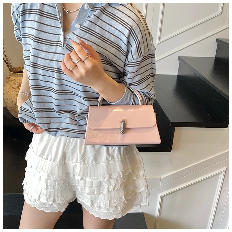 

Luxury Simple Messenger Purse Bag for Commuter Use with Solid Color and Trendy Minimalist Look