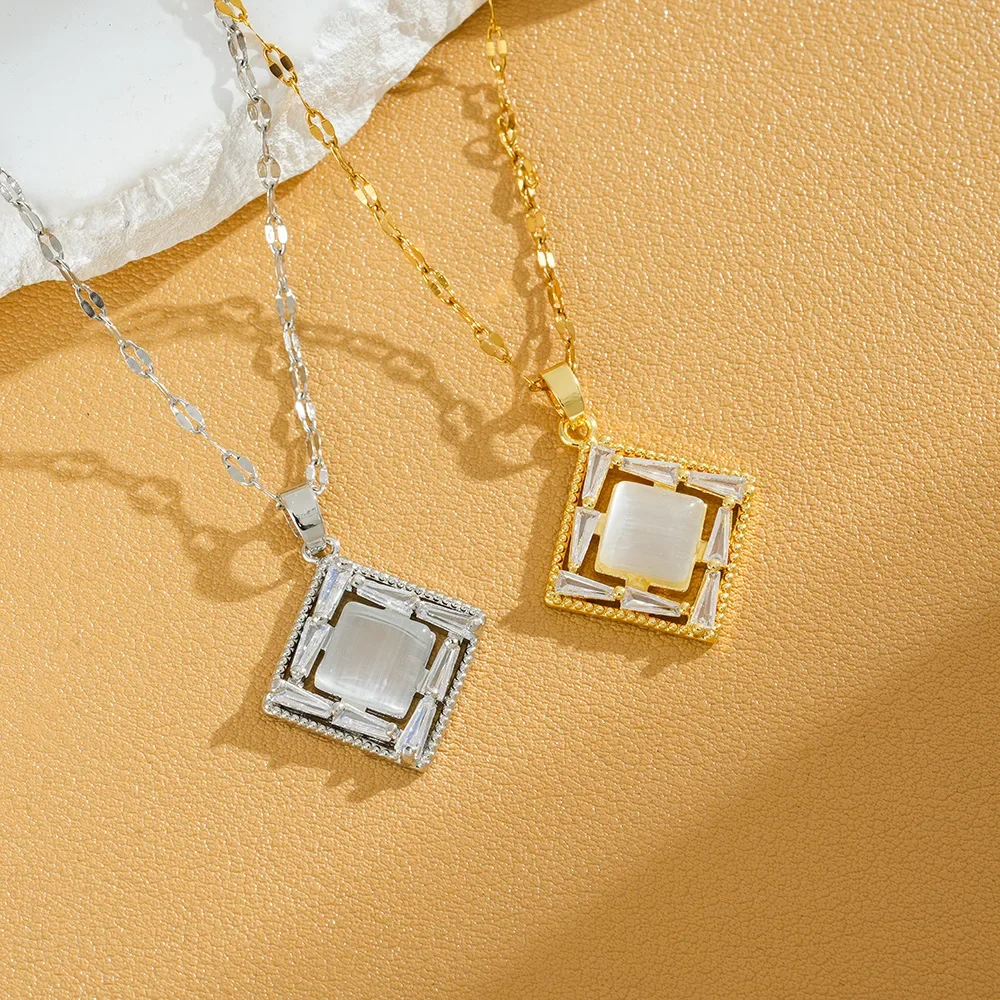 С простым инкрустированным бриллиантами цепочкой на ключицу «кошачий глаз», это уникальный и модный аксессуар для женщин.