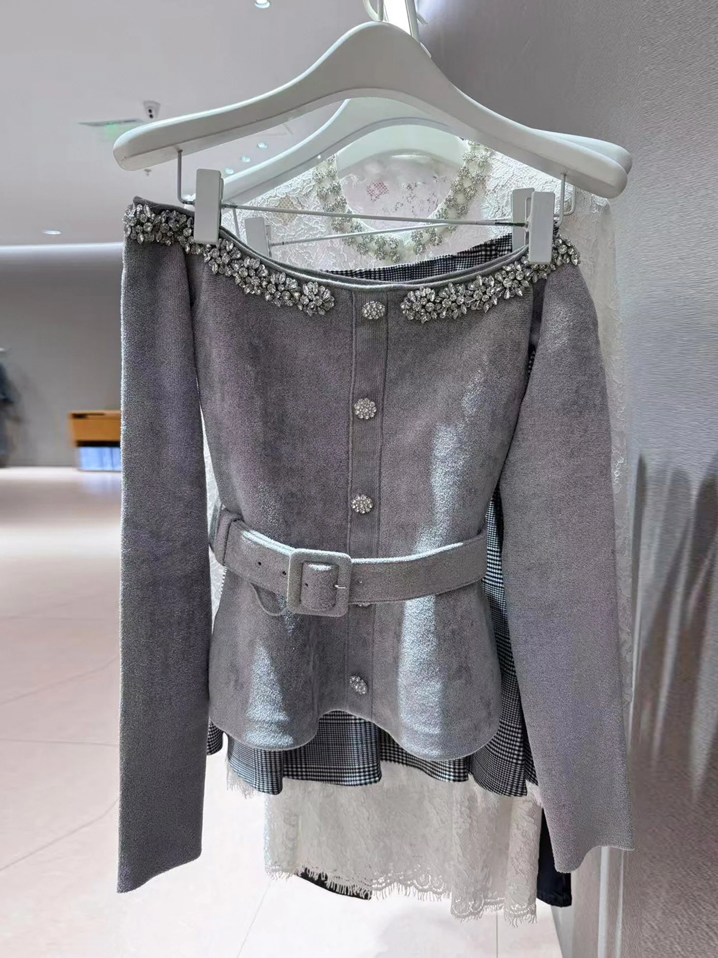 

Высококачественный женский вязаный кардиган на одно плечо с ромбовидными украшениями, дышащий, удобный, повседневная одежда