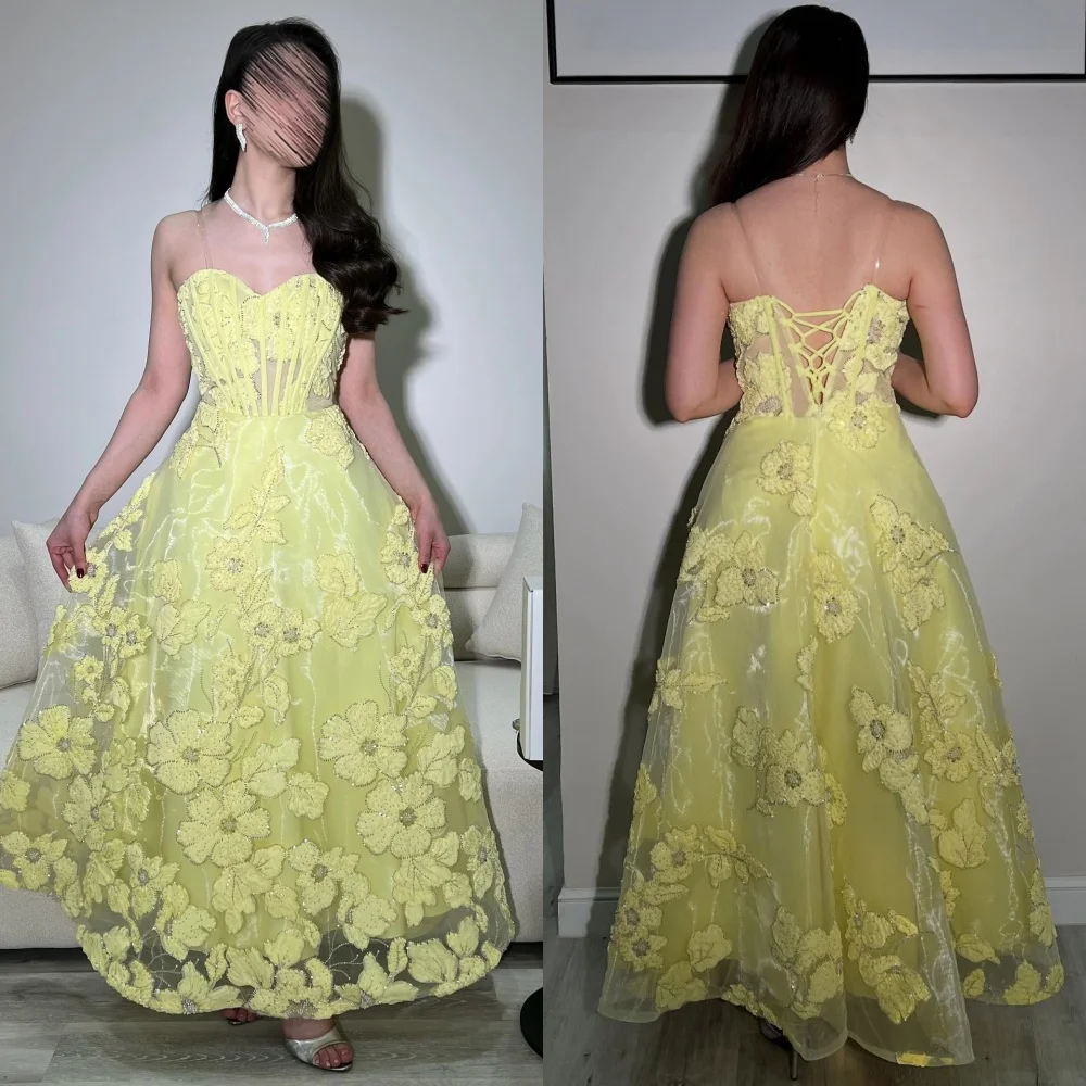 Aangepaste Sparkle ingewikkelde organza handgemaakte bloem kralen lovertjes A-lijn strapless midi-jurken avondjurken van hoge kwaliteit