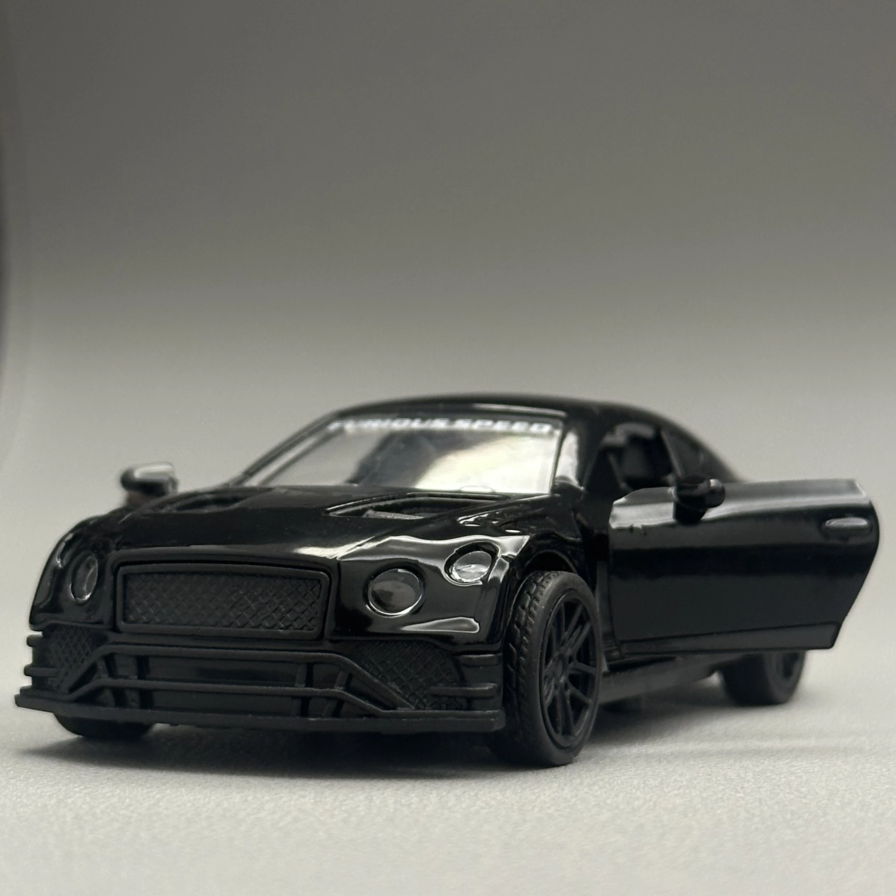 1/36 Scale Diecast Alloy Car Model Toy Pull Back Function Openable Doors Metal Vehicle Collectible Gift for Kids And Car Fans