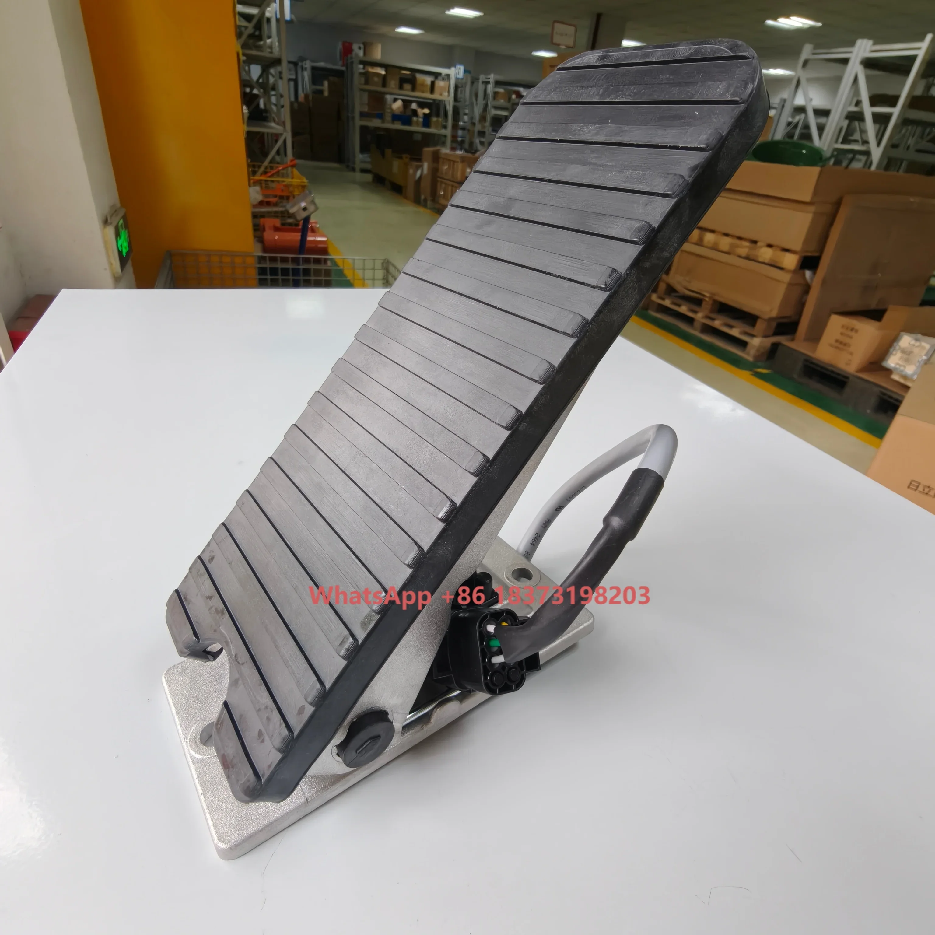 

Hitachi Construction Machinery Pedal Accelerator YA00003929 Loader Part