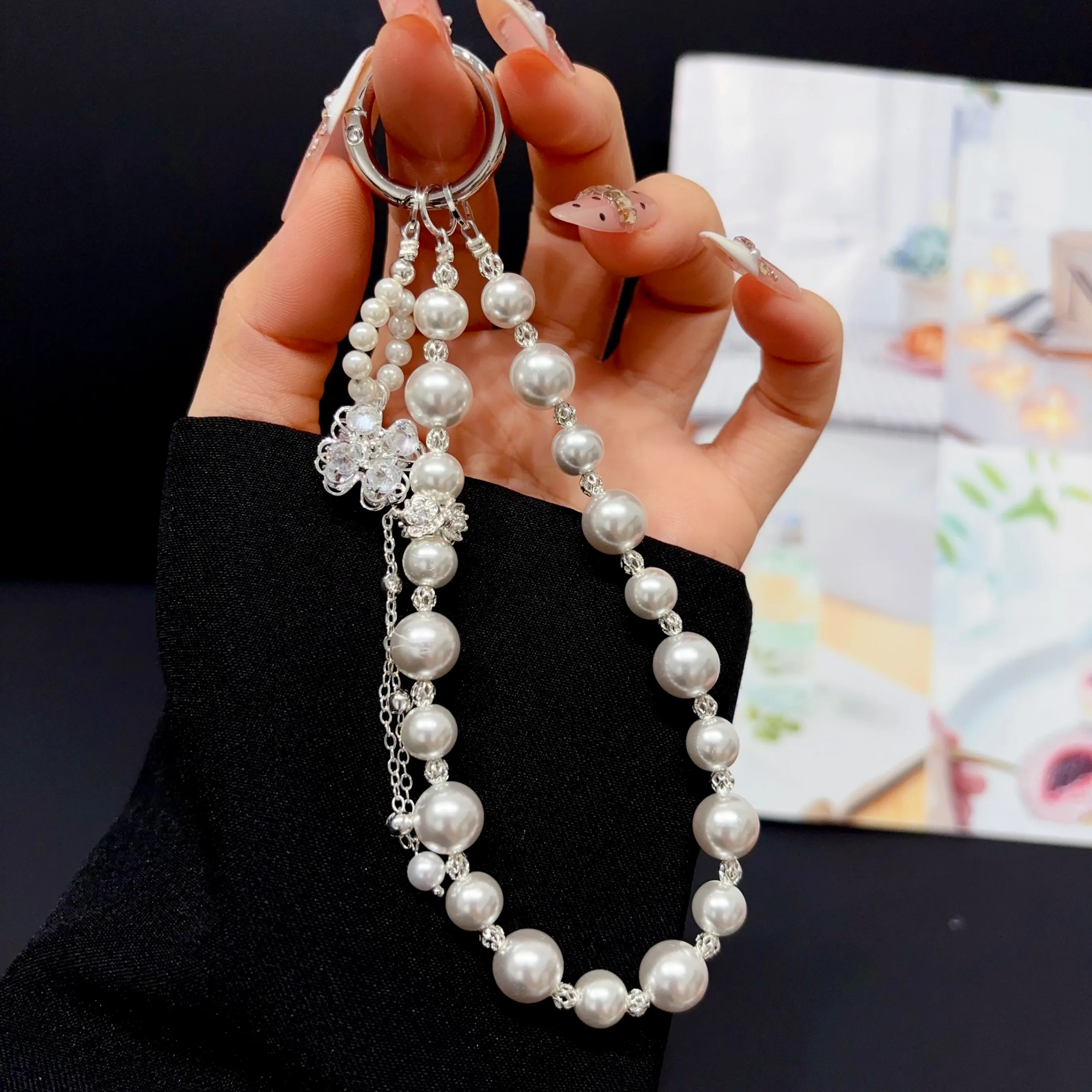 

Mobile Phone Chain Lanyard Chain Beaded Wrist Women's Pearl Chain Rope Short with Gasket Anti-lost Chain Rope for IPhone 17 18