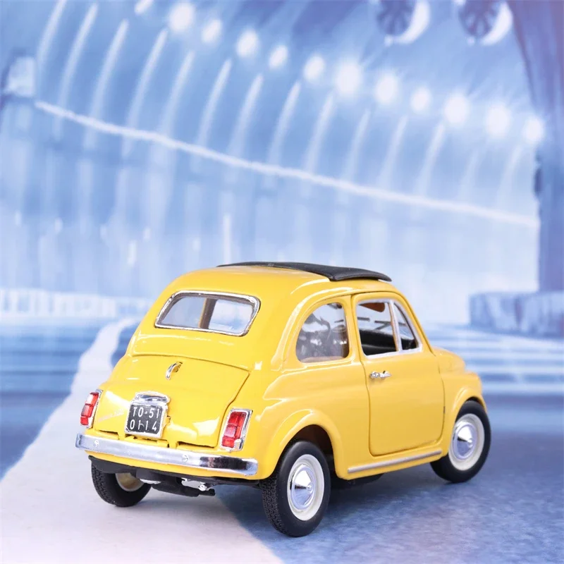 Bburago 1:24 1965 Fiat 500F Alloy Model Simulation Car Decoration Collection Gift Toy Birthday Present B802