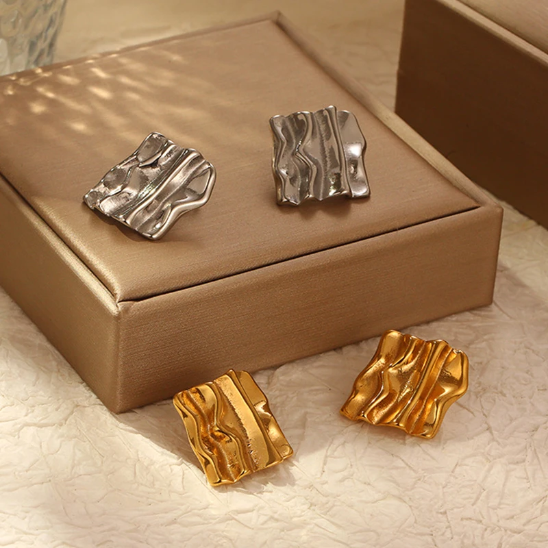 PAPERPLUS Pendientes cuadrados plisados de acero inoxidable para mujer, joyería de moda dorada, lujo ligero para niñas
