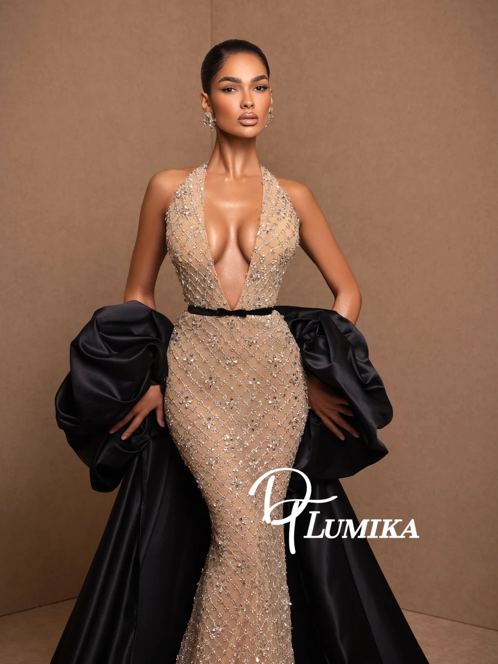 

Nude Lining Halter Evening Dress Delicate Rhinestones Beads Sequins Prom Gown With Black Satin Cape Banquet Customized Wear